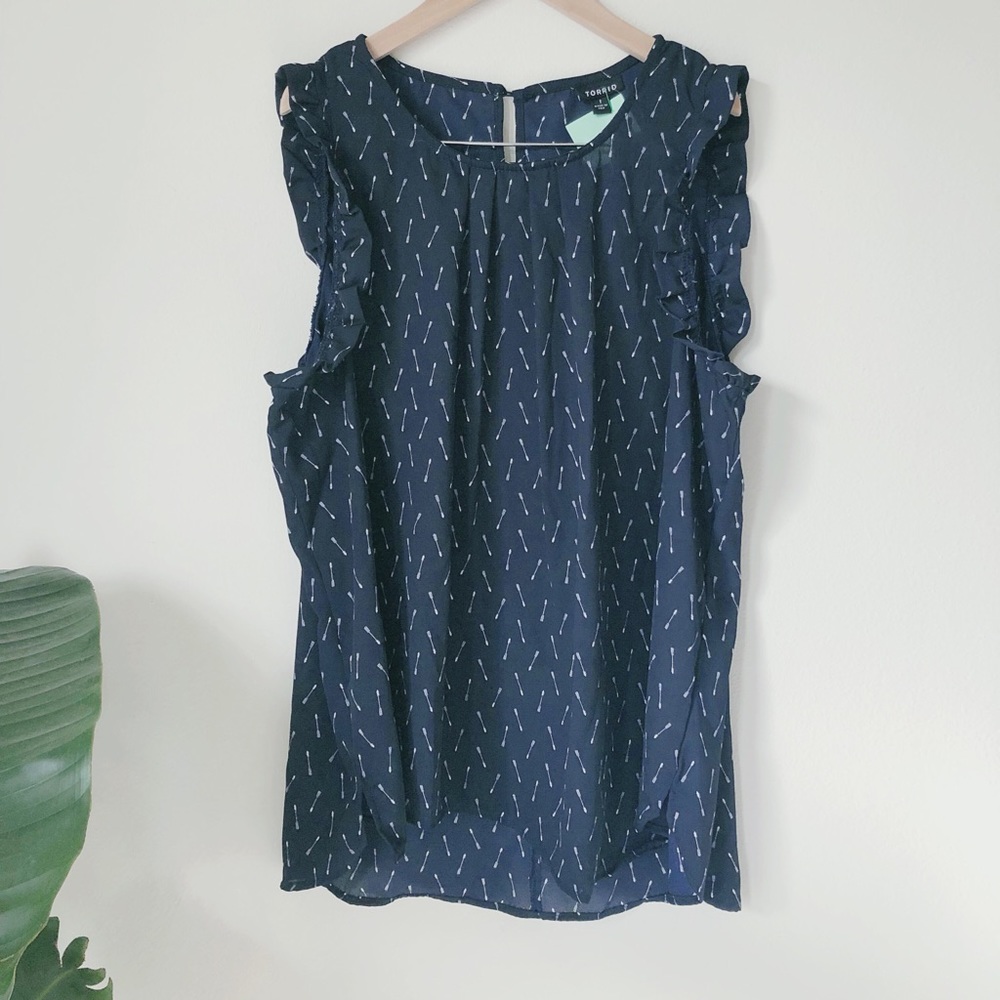 Plus Size Navy Torrid blouse with white arrows.